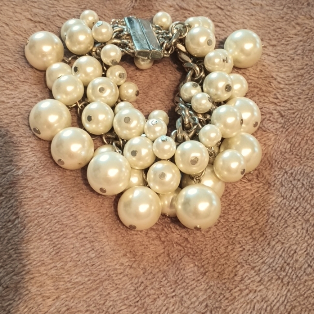 Pearl Bracelet with Magnetic Closure.